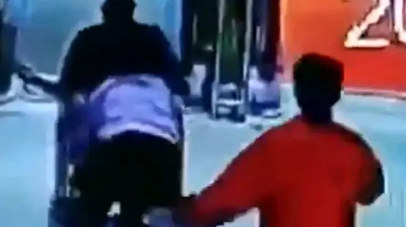 نجات مرد معلول روی پله برقی + فیلم