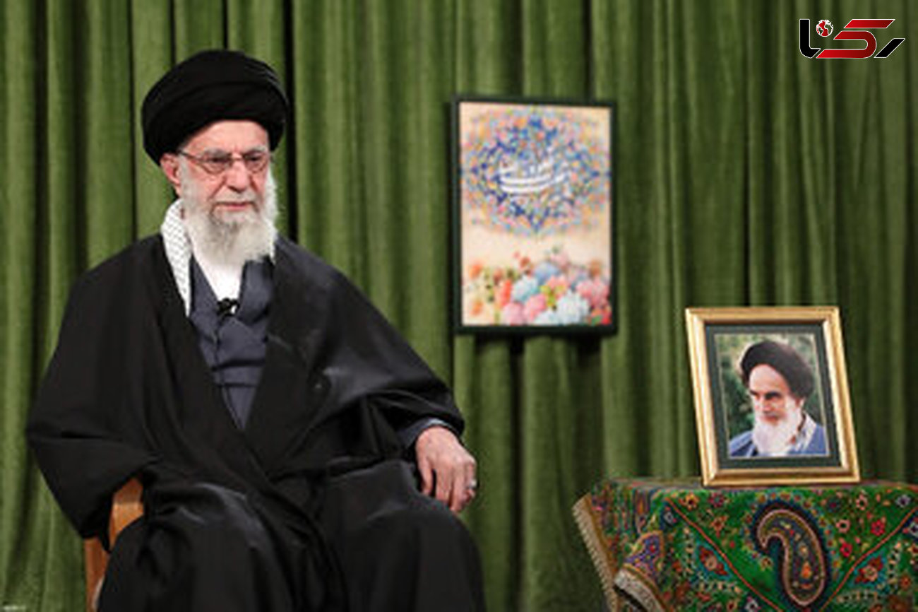 عکسی از 2 تابلو در حسینیه امام خمینی در زمان بیانات رهبری در آغاز سال نو