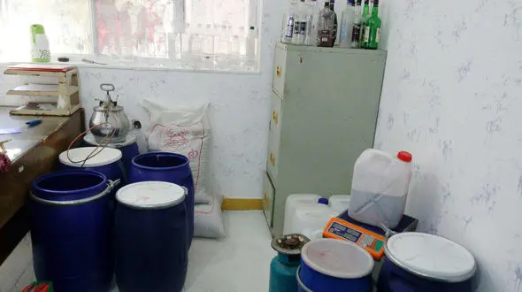 عکس های کارگاه ساخت مشروبات الکلی در آبادان /پسر جوان رویای ثروت در سر داشت+تصاویر