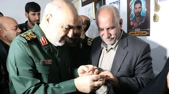 فرمانده سپاه در دیدار با خانواده شهید عجمیان: می‌خواستند نقشه سوریه و یمن را در ایران پیاده کنند