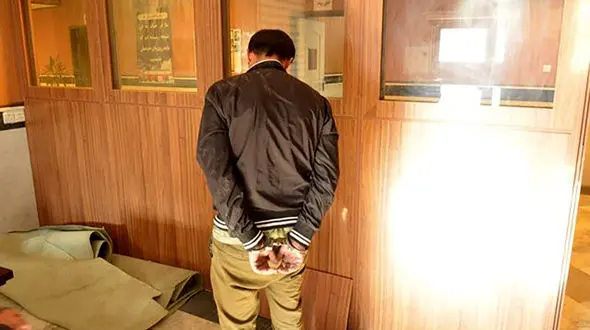 کارفرما با بیل کارگرش را در پردیس کشت
