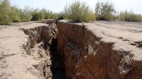 چاله های وحشتناک در دشت‌های قروه، دهگلان و چاردولی / هشدار