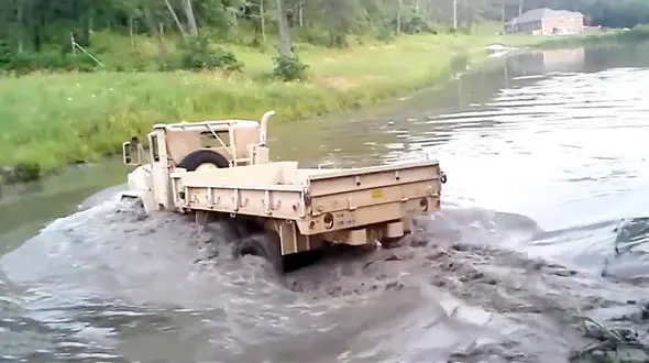 سقوط مرگبار کامیون به رودخانه‌ فخب رشت / یک زن و مرد نیز مصدوم شدند