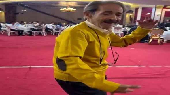 فیلم آواز شاد /  پیرمرد کمر فنری یه جور باحال و دل باز کن رقصید خواننده گفت شاباش این با من 