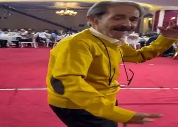 فیلم آواز شاد /  پیرمرد کمر فنری یه جور باحال و دل باز کن رقصید خواننده گفت شاباش این با من 