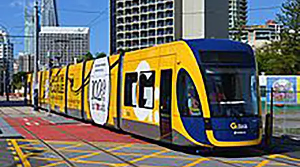 ببینید / پرواز وحشتناک یک مرد پس از تصادف با یک خودرو وسط خیابان + فیلم