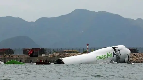 فیلم تصادف هواپیما و خودرو در فرودگاه هنگ کنگ / 2 کشته برجای ماند