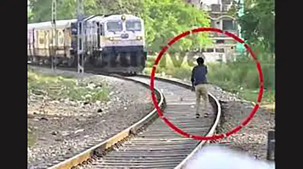 ببینید | لحظه انتقام گرفتن راننده قطار از یک مزاحم 