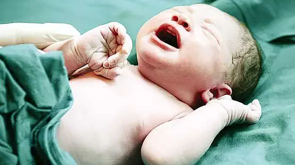 تکرار یک حادثه تلخ این بار در ساوه /  نوزاد پسر لای پتو رها شد