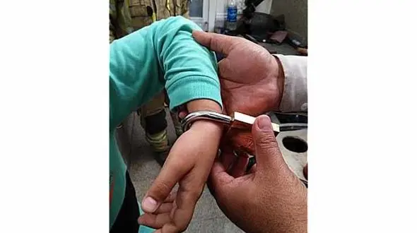 گرفتار شدن دست پسر نوجوان در قفل آویز + عکس