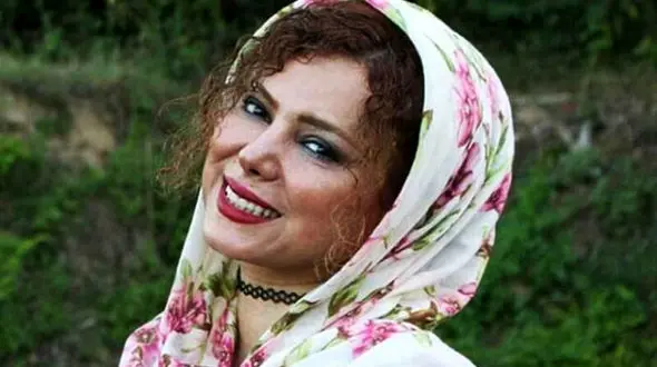 عکس های موتورسواری خانم بازیگر وسط شهر تهران ! / شراره درشتی از خط ممنوعه گذشت !