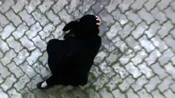 ریختن آب جوش روی سر دختر جوان + فیلم