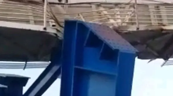 فیلم لحظه برخورد تریلی حامل بار با پل عابر پیاده / در سیرجان رخ داد