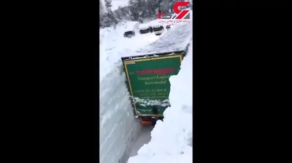 فیلم باورنکردنی از گیر کردن یک کامیون در برفی با ارتفاع 3 متر ! 