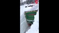 فیلم باورنکردنی از گیر کردن یک کامیون در برفی با ارتفاع 3 متر ! 