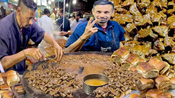 فیلم/ پخت متفاوت جگر سرخ شده گوسفندی توسط آشپز مشهور خیابانی