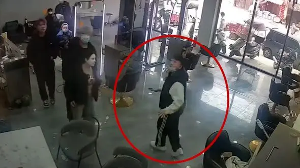 فیلم لحظه سقوط یک مرد روی سقف یک آرایشگاه / همه شوکه شدند