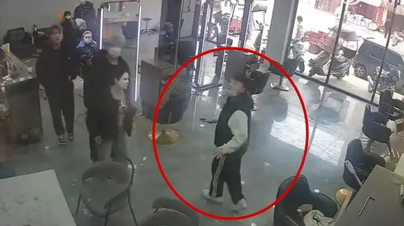 فیلم لحظه سقوط یک مرد روی سقف یک آرایشگاه / همه شوکه شدند
