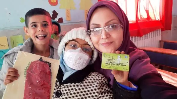 معلم  کرمانشاهی، دانش آموزان خسته را سرپا کرد + فیلم