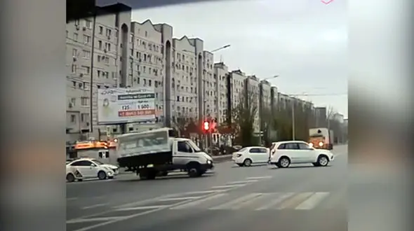 فیلم شوک آور از  صحنه نصف شدن کامیون در وسط در خیابان