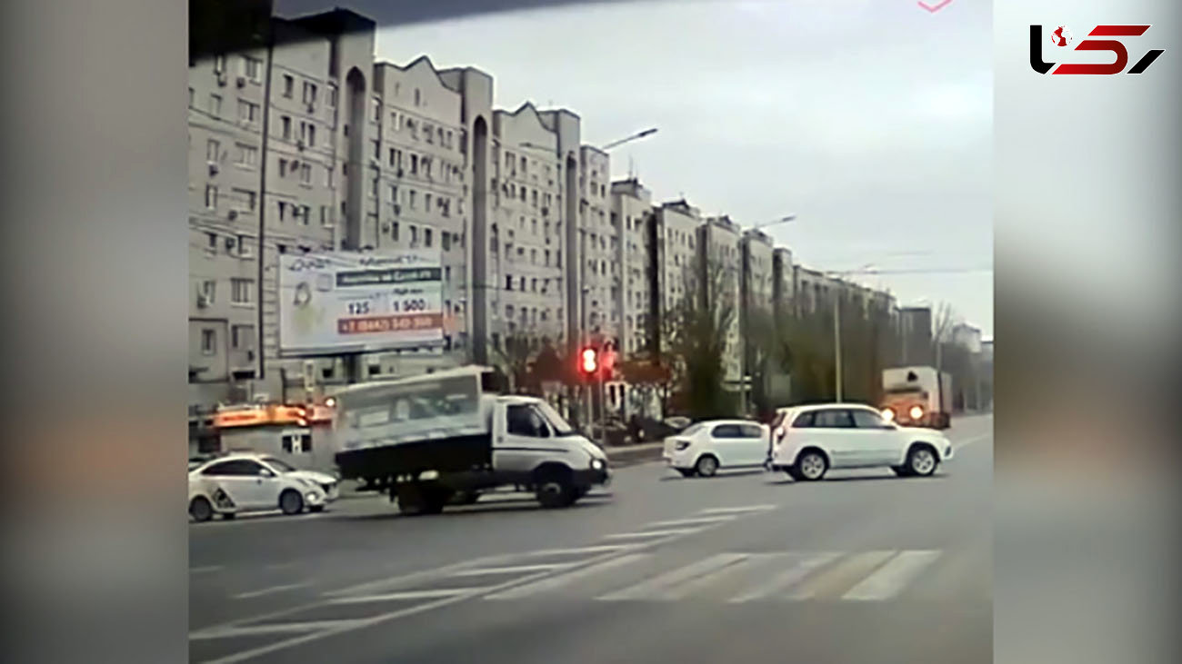 فیلم شوک آور از  صحنه نصف شدن کامیون در وسط در خیابان
