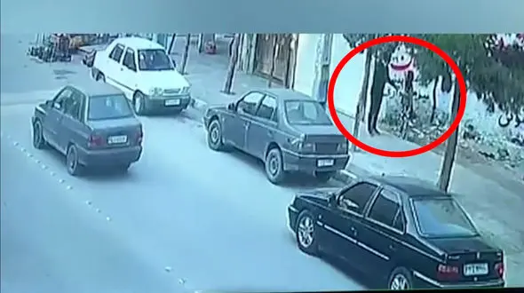 فیلم سرقت از دختر 9 ساله در روز روشن / پلیس در حال تعقیب سارق است