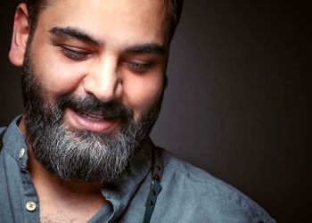 احسان علیخانی : حیف که کت تنمه ، من سیکس پک ندارم یه دونه دارم ولی خفنه ، مال من وان پکه