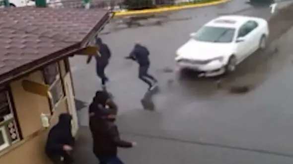 فیلم  تصادف یک اتومبیل با دکه بلیت فروشی / همه شوکه شدند