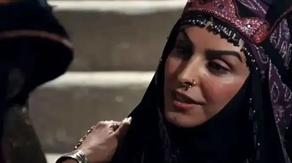 نگاهی به چیدمان منزل مجلل ماه‌چهره خلیلی / مبلمان سلطنتی، آینه منبت کاری شده، منشور کوروش