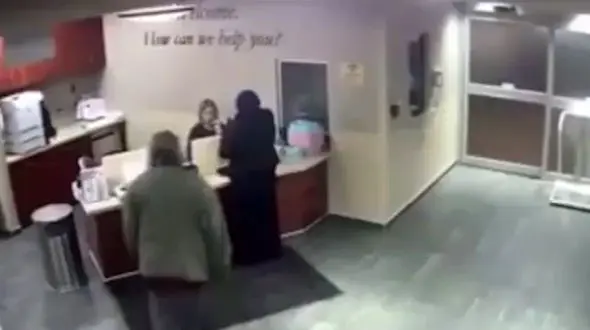 حمله وحشتناک یک مرد به دختر محجبه در بیمارستان + فیلم