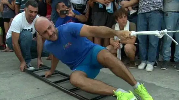 کشیدن کشتی 200 تنی فقط با یک انگشت!+عکس و فیلم 