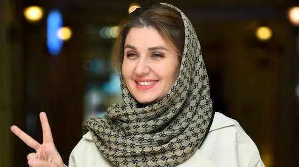نواختن ساز توسط گلوریا هاردی، همسر ساعد سهیلی در برنامه جوکر/ این ساز یادگار پدربزرگ فرانسوی‌اش هست + فیلم