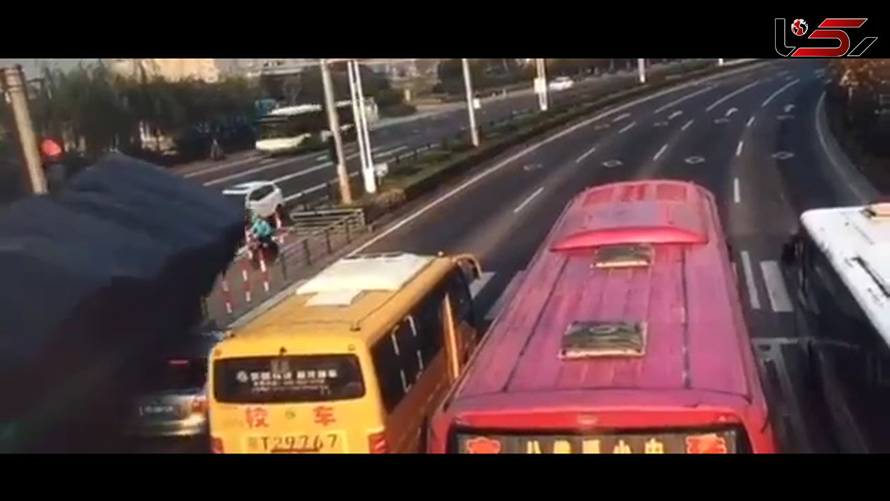 سقوط دلخراش کامیون روی اتوبوس مدرسه+فیلم