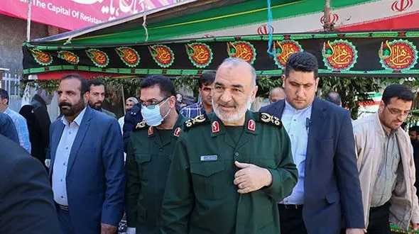  درد‌دل صمیمی مردم کرمان با فرمانده کل سپاه ‌/ عکس سلفی سرلشکر سلامی با جوانان + عکس