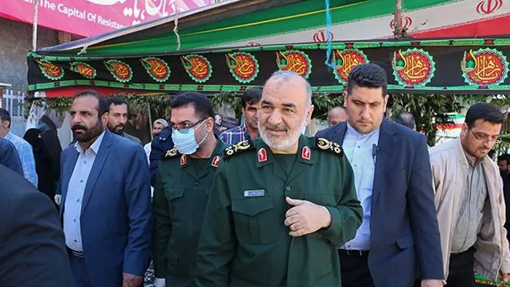  درد‌دل صمیمی مردم کرمان با فرمانده کل سپاه ‌/ عکس سلفی سرلشکر سلامی با جوانان + عکس
