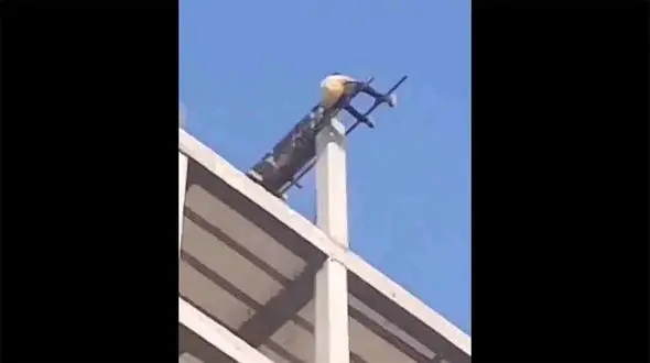 فیلم اقدام جنون‌آمیز یک جوان بالای ساختمان نیمه‌کاره / شجاعت یا دیوانگی؟! 