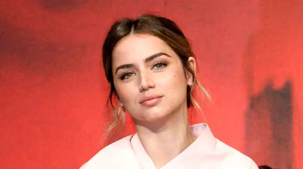 استایل متفاوت «آنا دِ آرماس» بازیگر مشهور در کنار نامزدش