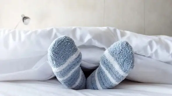 شب ها خوابت نمی بره؟ جوراب بپوش!
