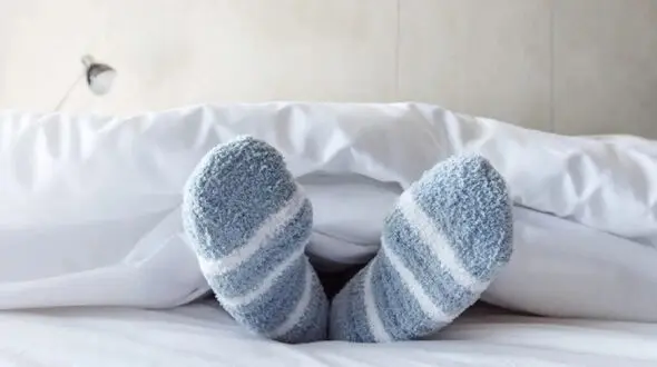 شب ها خوابت نمی بره؟ جوراب بپوش!