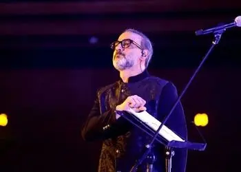 فیلم آوازخوانی باشکوه علیرضا قربانی/ با آهنگ ارغوان اشک همه سالن رودر آورده همه شیفته این ساز و آوازن