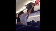  عجیب ترین رفتار از  مسافر یک هواپیما +تصویر