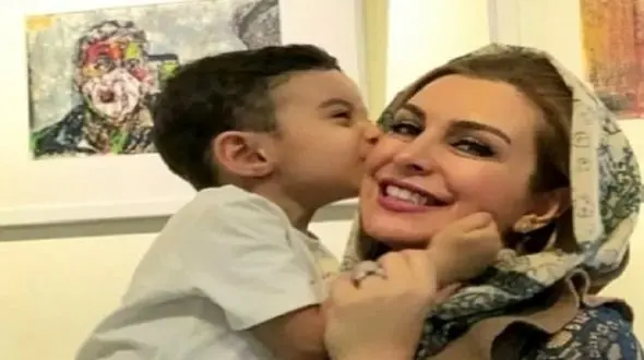 عکس جگرسوز /  شباهت عجیب پسر ماه چهره خلیلی به مادرش ! + عکس سنگ مزار خانم بازیگر