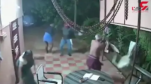 پیرمرد و پیرزن شجاع مقابل مردان پلید ایستادگی کردند+ فیلم