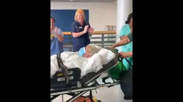 حال جانسون خوب است / در بیمارستان سودوکو و جدول حل می کرد + فیلم