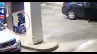 حمله مرد خشن به یک خودروی لوکس شاسی بلند در پمپ بنزین+ فیلم 