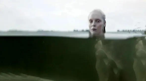 عشق هولناک یک مرد به پری دریایی / او زنش را سال ها داخل آکواریوم نگه داشت!