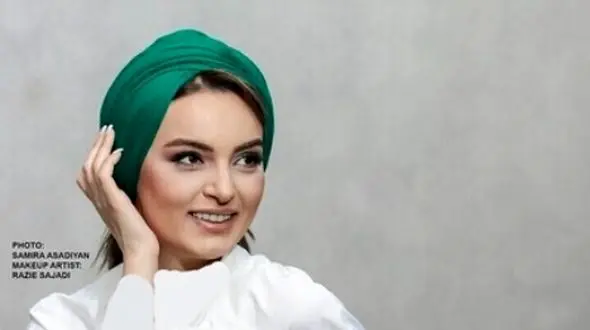  دکوراسیون منزل اروپایی نیلوفر پارسا بازیگر سریال آوای باران و یزدان/ آباژور پایه دار طرح اسب، مبلمان پتینه، لوستر دیوارکوب و...