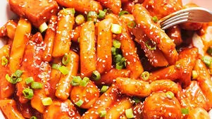 طرز تهیه غذای محبوب سریال‌ های کره‌ای در خانه / تتوکبوکی 
