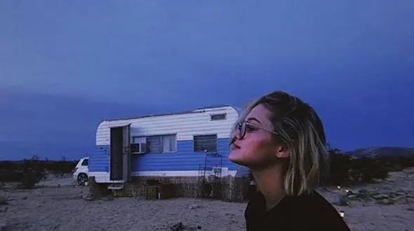 تصویر یک بازیگر در توالت صحرایی+عکس