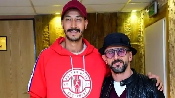 عکس ها / نگاهی  به دکوراسیون فوق خاص و متفاوت خانه بهرام افشاری  / دکور بندی با کلاه های رنگارنگ و عکس های ...